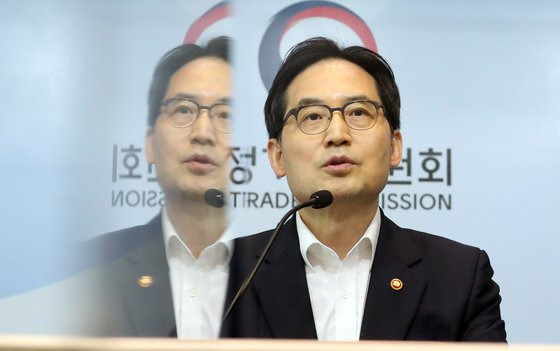 한기정 공정거래위원장이 6일 세종시 정부세종청사에서 기업집단 오씨아이의 부당내부거래에 대한 심의 결과를 발표하고 있다. 뉴스1