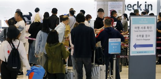 어린이날 연휴를 이틀 앞둔 지난 5월 3일 김포국제공항 출국장에서 여행객 등 이용객들이 탑승수속을 기다리고 있다. [뉴시스]