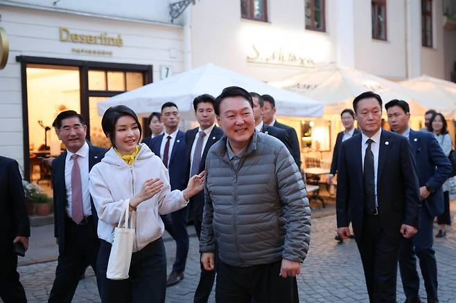 북대서양조약기구(NATO·나토) 정상회의 참석차 리투아니아를 방문 중인 윤석열 대통령과 김건희 여사가 10일(현지시간) 빌뉴스 구시가지를 산책하고 있다. 빌뉴스 구시가지는 유네스코에 의해 세계문화유산으로 등재된 곳이다. 사진=대통령실제공