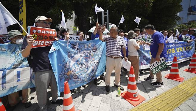 일본 시민들, 한국 의원들과 함께 “오염수 투기 반대” 더불어민주당 등 야당 국회의원들과 어민 대표 등이 10일 일본 도쿄 총리관저 앞에서 현지 시민사회단체 회원들과 함께 후쿠시마 원전 오염수 해양 방류 계획 철회를 촉구하는 시위를 벌이고 있다. AP연합뉴스