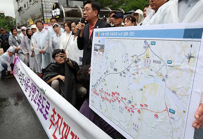 전진선 양평군수와 국민의힘 소속 경기도의원·군의원들이 지난 9일 오전 서울 여의도 더불어민주당 중앙당사를 방문해 원희룡 국토교통부 장관이 ‘백지화’를 선언한 서울-양평 고속도로 사업 관련 양평군의 입장을 밝히고 있다.  연합뉴스