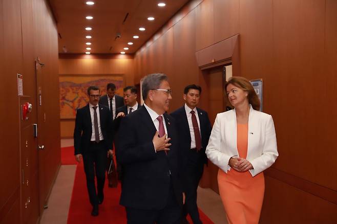 Slovenian Deputy Prime Minister Tanja Fajon(right) interacts with South Korean Foreign Minister Park Jin during her visit to Seoul. (Ministry of Foreign and European Affairs, Slovenia)