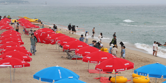 A beach in Gangneung, Gangwon, is relatively vacant on Sunday amid rain forecasts. [YONHAP]