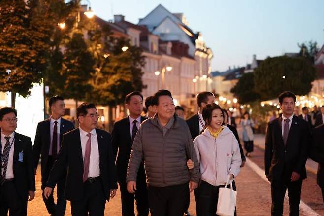 윤석열 대통령과 김건희 여사가 11일 리투아니아 빌뉴스 구시가지를 걷고 있다.   연합뉴스