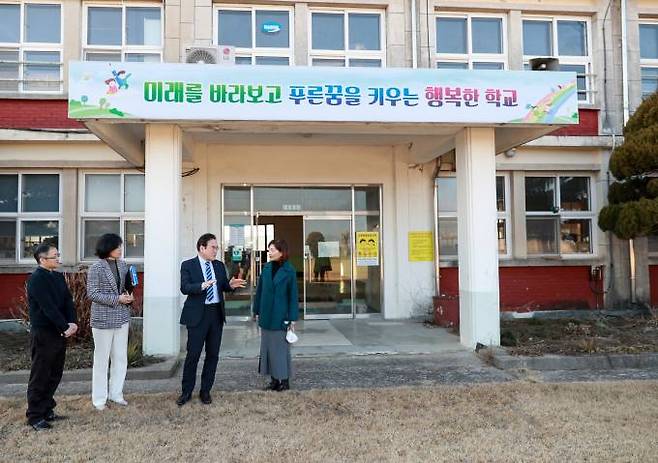 군산에 두 번째 특수학교가 들어설 예정인 옛 대야초등학교 광산분교를 방문한 서거석 전북교육감