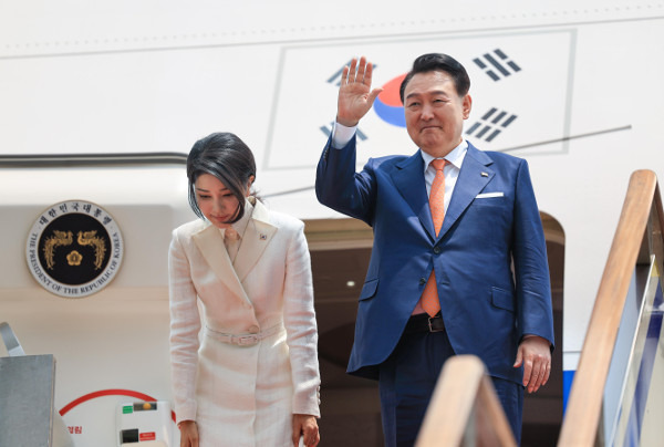 윤석열 대통령이 10일 부인 김건희 여사와 함께 경기도 성남 서울공항에서 공군 1호기에 탑승하기 전 환송나온 인사들을 향해 손을 흔들고 있다. 윤 대통령은 4박6일 일정의 이번 순방 기간에 리투아니아에서 열리는 북대서양조약기구(NATO) 정상회의에 참석하고, 폴란드를 방문할 예정이다. 대통령실 제공