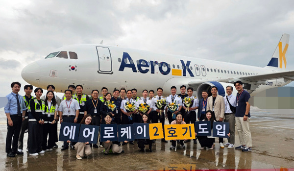 청주국제공항 거점 항공사 에어로케이는 최근 청주∼오사카 노선에 2호기를 도입했다. 사진은 에어로케이 직원들이 2호기 앞에 함께한 모습. 연합뉴스