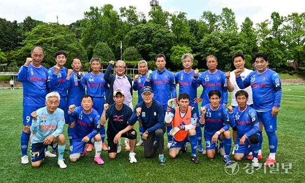 8일 오후 고양특례시 한 축구장에서 로얄 fc 최재익 단장이 인터뷰 후 기념촬영을 하고 있다. 윤원규기자