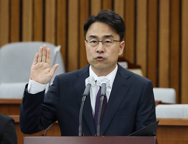 권영준 대법관 후보자가 11일 국회에서 열린 인사청문회에서 선서하고 있다. 연합뉴스