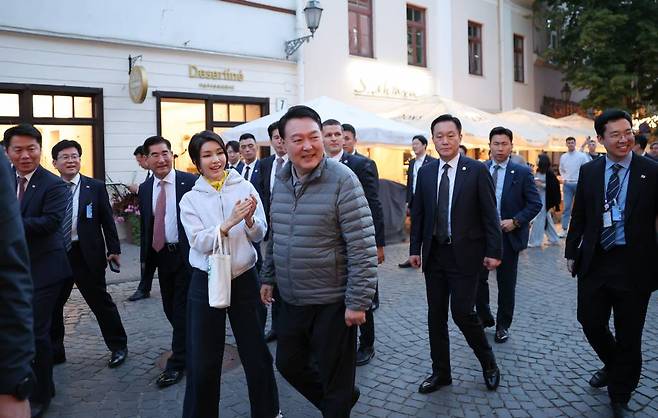 [빌뉴스(리투아니아)=뉴시스] 홍효식 기자 = 북대서양조약기구(NATO·나토) 정상회의 참석을 위해 리투아니아를 방문한 윤석열 대통령과 부인 김건희 여사가 10일(현지시간) 빌뉴스 구시가지를 산책하고 있다. (공동취재) 2023.07.11.