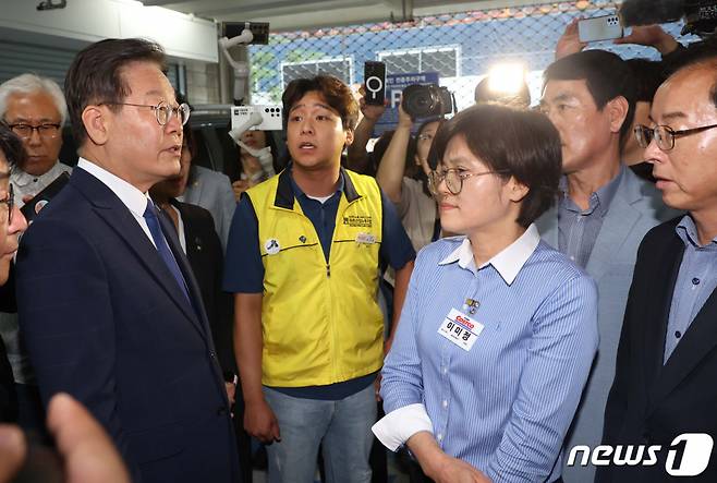 (하남=뉴스1) 임세영 기자 = 이재명 더불어민주당 대표가 11일 경기 하남시 코스트코코리아 하남점을 찾아 지난달 폭염으로 사망한 쇼핑카트 관리 노동자 사건 현장을 살펴보고 있다. (공동취재) 2023.7.11/뉴스1  Copyright (C) 뉴스1. All rights reserved. 무단 전재 및 재배포 금지.