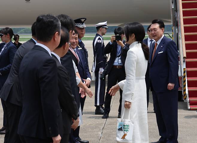 윤석열 대통령과 함께 리투아니아에서 열리는 북대서양조약기구(NATO.나토) 정상회의 참석과 폴란드 방문에 나서는 김건희 여사가 지난 10일 성남 서울공항에 도착, 환송객들과 인사하고 있다. 김 여사는 이날 바이바이 플라스틱 백이라는 문구가 적힌 에코백에 힙 코리아(HIP KOREA)라고 적힌 키링(열쇠고리)을 매달았다. [연합]