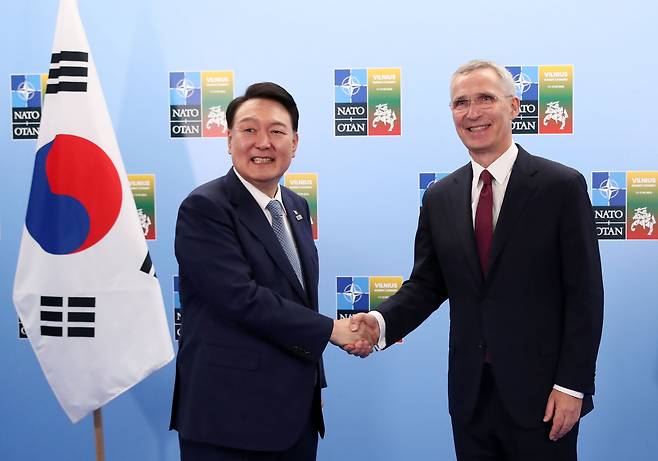 북대서양조약기구(NATO·나토) 정상회의 참석차 리투아니아를 방문 중인 윤석열 대통령이 11일 빌뉴스 나토 정상회의장에서 옌스 스톨텐베르그 나토 사무총장과 면담하고 있다. [연합]