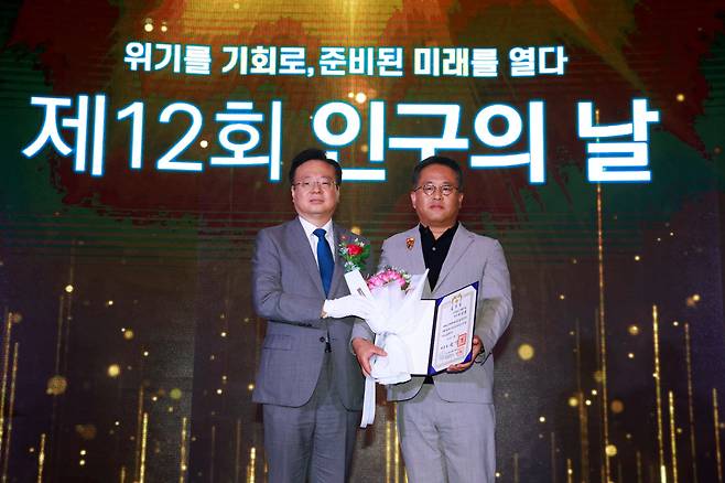 한국보건사회연구원 이상림 인구모니터링평가센터장(왼쪽)이 대통령 표창을 받은 후 조규홍 보건복지부 장관과 기념사진을 촬영하고 있다. 이 센터장은 국내 인구 문제에 대해 지속적인 연구를 통해 인구 정책 수립에 공헌한 공로를 인정받아 대통령 표창을 받았다. [보건복지부 제공]