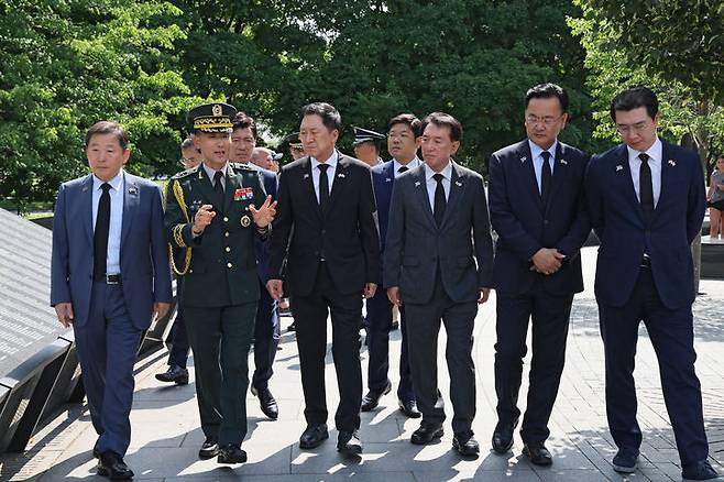 [서울=뉴시스] 추상철 기자 = 김기현 국민의힘 대표를 비롯한 대표단이 10일(현지시간)  미국 워싱턴D.C. 백악관 인근 한국전 참전기념공원을 찾아 한국전쟁 전사자 명단이 새겨진 추모의 벽을 둘러보고 있다. (사진= 국민의힘 제공) 2023.07.11. photo@newsis.com *재판매 및 DB 금지