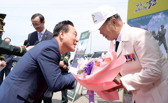 논산시 은진면에 거주하는 6·25참전용사 강희인 옹(92)이 희생과 헌신의 정신을 인정받아 특별한 ‘영웅 제복’을 입었다. 백성현 논산시장이 강희인 옹에게 축하를 건네고 있다. 2023. 07. 11 논산시 *재판매 및 DB 금지