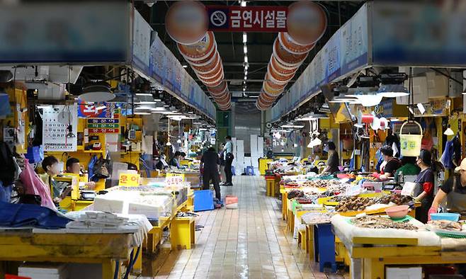 지난 6일 인천 중구 인천종합어시장에서 상인들이 손님을 기다리고 있다. 연합뉴스