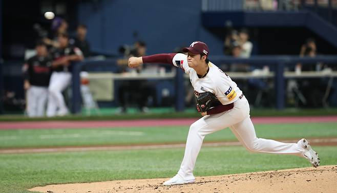 11일 서울 구로구 고척스카이돔에서 열린 2023 KBO 리그 KT 위즈와 키움 히어로즈의 경기, 키움 선발투수 안우진이 역투하고 있다. 뉴시스