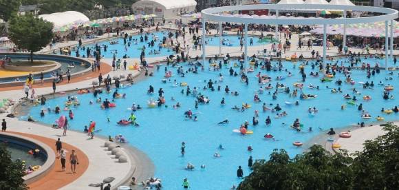 위 기사와 직접 관련 없는 자료사진. 시민들이 수영장에서 더위를 식히고 있다. 2023.6.25 오장환 기자