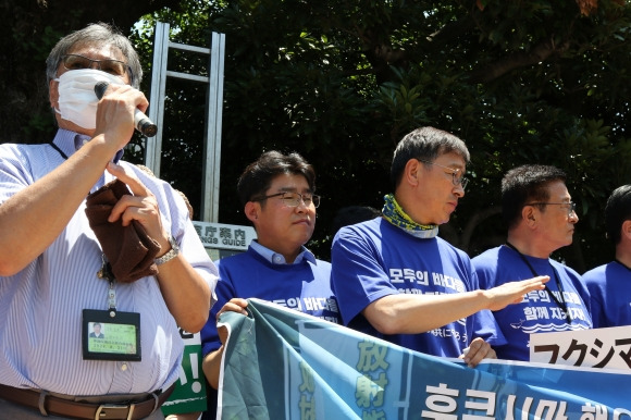 오염수 방류 반대하는 일본 시민단체 관계자 - 일본 시민단체 관계자가 10일 도쿄 지요다구 총리관저 앞에서 열린 집회에서 후쿠시마 제1원자력발전소 오염수 방류 철회를 요구하고 있다. 이 집회에는 야당 의원들로 구성된 ‘후쿠시마 핵오염수 해양투기 저지 국회의원단’이 동참했다. 2023.7.10 연합뉴스