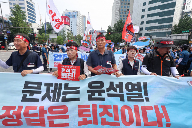 6일 서울 중구 숭례문 일대에서 열린 전국민주노동조합총연맹(민주노총) 전국노동자대회에서 참가자들이 정부서울청사·서울고용노동청 방향으로 행진하고 있다. 연합뉴스