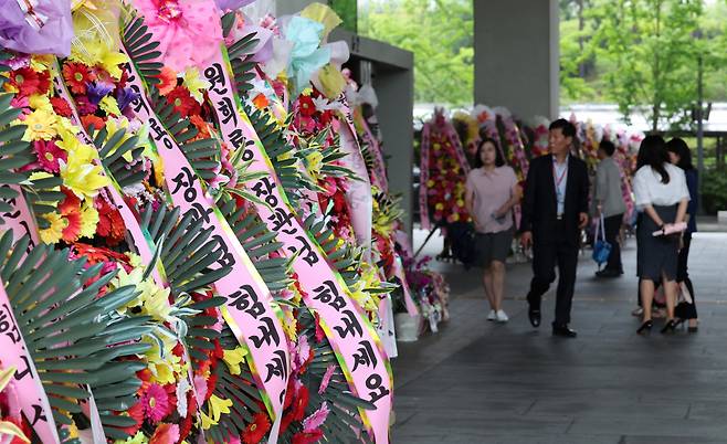 11일 세종시 정부세종청사 국토교통부 입구에 원희룡 장관 응원 문구가 적힌 화환 수십 개가 놓여있다. ⓒ연합뉴스