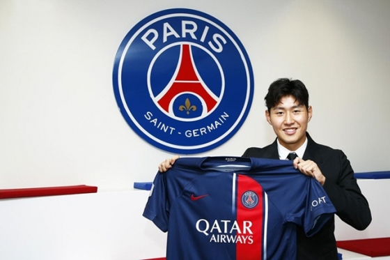 이강인이 9일(한국시간) PSG와 계약한 뒤 유니폼을 들어 보이고 있다. /사진=PSG 홈페이지 캡처