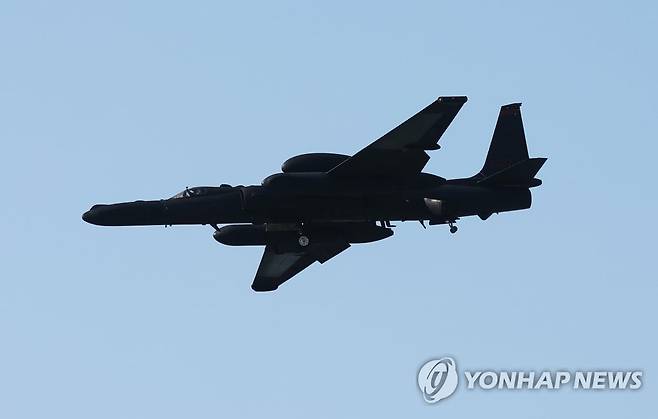 임무 마치고 착륙하는 U-2S 고공정찰기 (평택=연합뉴스) 홍기원 기자 = 10일 오후 경기도 평택시 주한미공군 오산기지에 U-2S 고공정찰기가 착륙하고 있다. 
    북한 국방성 대변인은 이날 발표한 담화에서 미군의 RC-135 정찰기와 U-2S 고공전략정찰기, RQ-4B 글로벌호크 고고도 무인정찰기가 동·서해상에서 정찰행위를 했으며 "동해에서는 몇차례나 영공을 수십㎞나 침범하는 사건이 발생했다"고 주장했다.
    그러면서 "조선 동해상에 격추되는 충격적인 사건이 일어나지 않으리라는 담보는 그 어디에도 없다"고 위협을 가했다. 2023.7.10 xanadu@yna.co.kr