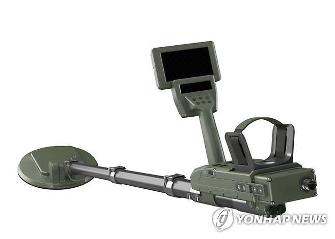 방위사업청, 신형 지뢰탐지기 배치 시작 (서울=연합뉴스) 방위사업청은 국내기술로 연구개발에 성공해 비금속지뢰까지 탐지가능한 '신형 지뢰탐지기(PRS-20K)'가 11월 말부터 우리 군에 배치되기 시작한다고 30일 밝혔다. 사진은 신형 지뢰탐지기(PRS-20K). 2022.11.30 [방위사업청 제공. 재판매 및 DB 금지] photo@yna.co.kr