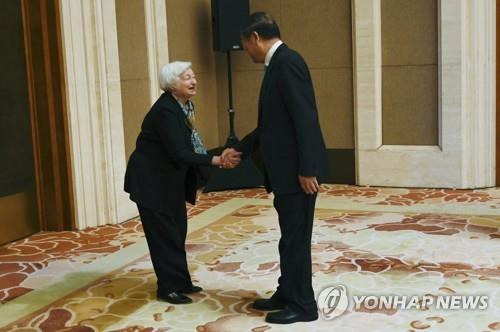 허리펑 중국 부총리와 악수하는 옐런 미 재무장관 (AP.연합뉴스)