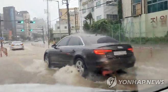 물에 잠긴 광주 도로 (광주=연합뉴스) 호우특보가 발효된 11일 오후 광주 남구 진월동 한 도로가 물에 잠겨 있다. 2023.7.11 [독자 제공. 재판매 및 DB 금지] daum@yna.co.kr