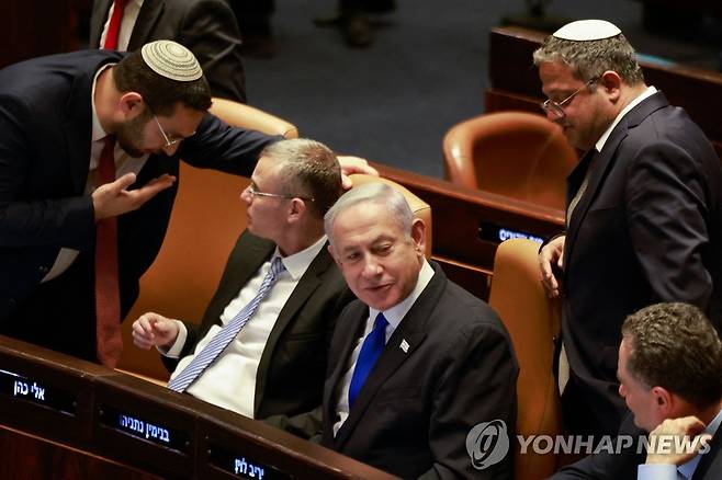 이스라엘의 사법정비 입법을 주도한 베냐민 네타냐후 총리(가운데)와 여권 지도자들. [AFP 연합뉴스 자료사진. 재판매 및 DB 금지]