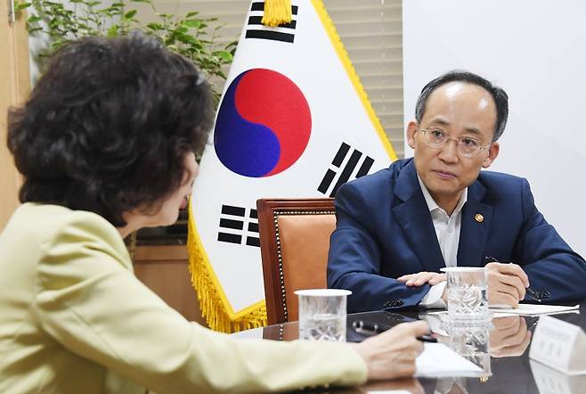 추경호 부총리, 대학 교육 간담회 참석 (세종=연합뉴스) 추경호 경제부총리 겸 기획재정부 장관이 11일 정부서울청사에서 열린 대학 교육 간담회에 참석해 자리하고 있다. 2023.7.11 [기획재정부 제공. 재판매 및 DB 금지] photo@yna.co.kr