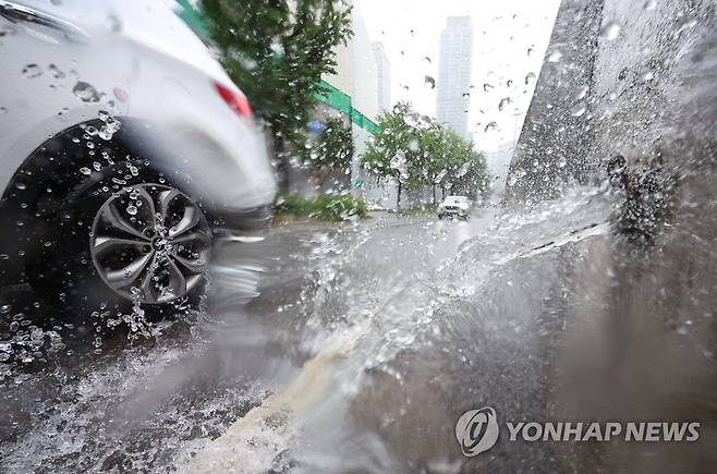 폭우, 고가 배수로 따라 흘러내리는 빗물 (서울=연합뉴스) 김도훈 기자 = 전국적으로 장맛비가 내린 11일 오후 서울 중구 서소문고가차도 배수로를 따라 흘러내린 물이 인근 도로로 흘러내리고 있다. 2023.7.11 superdoo82@yna.co.kr