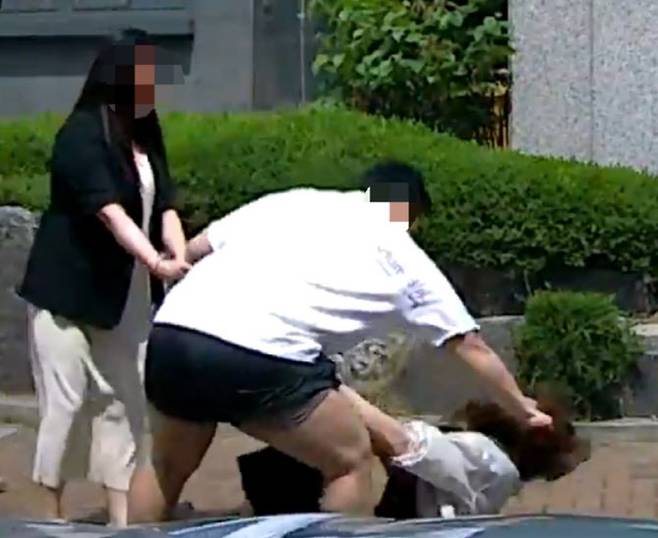 5월 20일 인천 남동구의 한 아파트 주차장에서 전직 보디빌더 남성이 30대 여성을 폭행하는 모습. (사진=뉴시스)