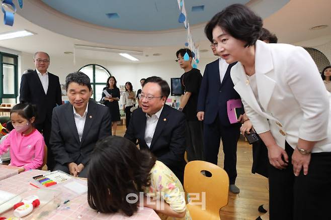 이주호 부총리 겸 교육부 장관과 조규홍 보건복지부 장관이 12일 오전 서울 성동구 한양여대 부속유치원에서 열린 ‘교육부·보건복지부 장관 합동 유치원-어린이집 현장방문’에서 수업에 참관하고 있다. (사진=이영훈 기자)