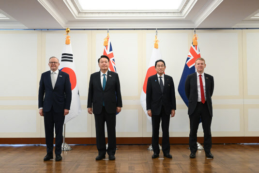 북대서양조약기구(NATO·나토) 정상회의에 참석한 윤석열 대통령(왼쪽 두번째)이 12일(현지시간) 빌뉴스 한 호텔에서 열린 한국·일본·호주·뉴질랜드 4개국(AP4) 정상회담에서 기시다 후미오 일본 총리(오른쪽 두번째), 앤서니 앨버니지 호주 총리(왼쪽), 크리스 힙킨스 뉴질랜드 총리와 기념 촬영을 하고 있다. (사진=연합뉴스)