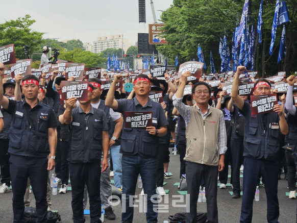 민주노총 금속노조 조합원들이 12일 서울 용산구 이촌역 앞에서 열린 총파업 대회에서 구호를 외치고 있다.(사진=이영민 기자)