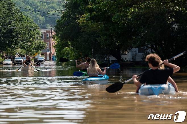 보트로 구조되는 버몬트 주민들ⓒ AFP=뉴스1