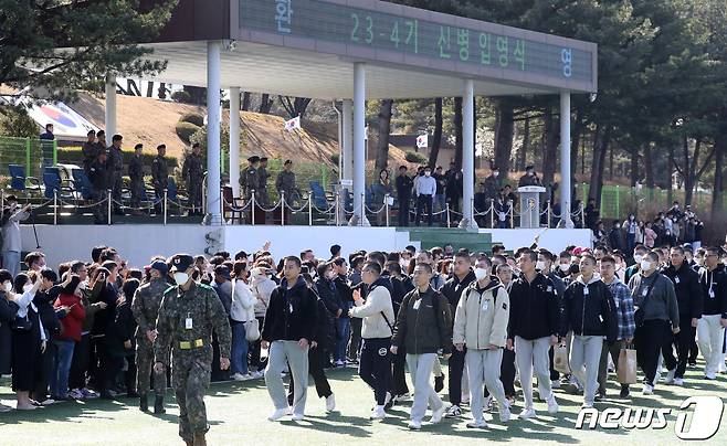 지난 3월 육군 제55보병사단 사령부에서 열린 신병 입영식. 2023.3.14/뉴스1 ⓒ News1 김영운 기자