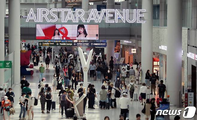 31일 인천국제공항 제1여객터미널 면세구역이 여행객들로 붐비고 있다. 2023.5.31/뉴스1 ⓒ News1 이승배 기자