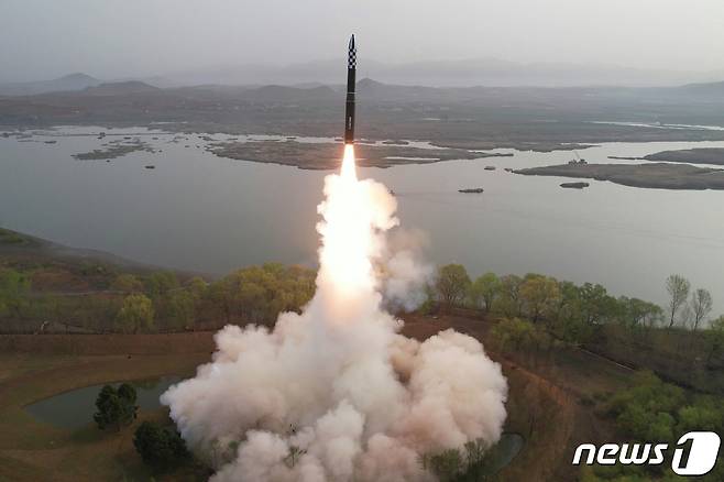 평양 노동신문=뉴스1) = 북한 대륙간탄도미사일(ICBM) '화성-18형'. [국내에서만 사용가능. 재배포 금지. DB 금지. For Use Only in the Republic of Korea. Redistribution Prohibited] rodongphoto@news1.kr