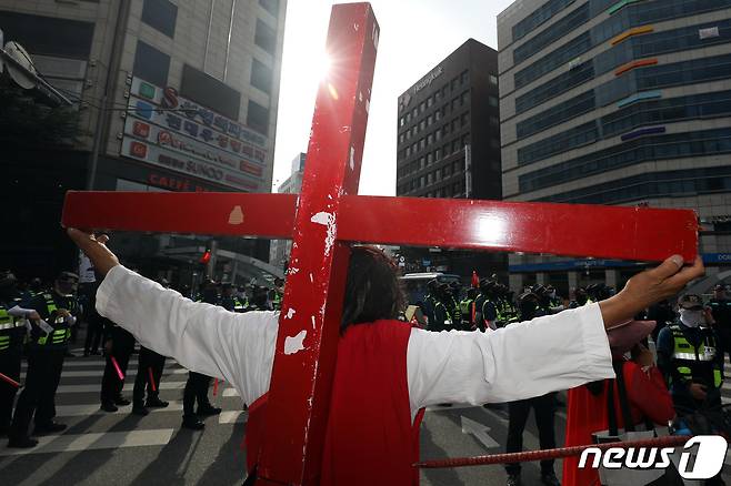 제15회 대구퀴어문화축제가 열린 17일 오후 대구 중구 중앙로 대중교통전용지구에서 동성애를 반대하는 시민이 십자가에 매달린 예수 퍼포먼스를 하고 있다. 2023.6.17/뉴스1 ⓒ News1 공정식 기자