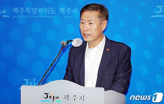 안우진 제주시 부시장이 12일 제주시청 기자실에서 장애인 거주시설인 사랑의 집에 대한 시설폐쇄 행정처분 관련 브리핑을 하고 있다.(제주시 제공)