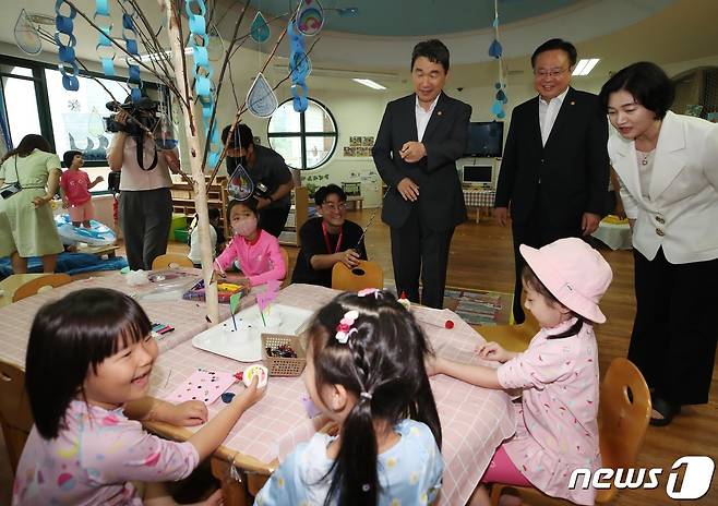 이주호 사회부총리 겸 교육부장관과 조규홍 보건복지부 장관이 12일 오전 서울 성동구 한양여대 부속유치원을 찾아 수업을 참관하고 있다. (공동취재) 2023.7.12/뉴스1 ⓒ News1 이동해 기자