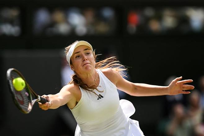 우크라이나의 엘리나 스비톨리나가 11일(현지시간) 2023 윔블던 여자단식 5라운드에서 이가 시비옹테크와 맞서고 있다. 윔블던|AFP 연합뉴스