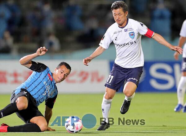 J리그 요코하마FC에서 뛰던 당시 미우라 가즈요시(오른쪽). ⓒAFPBBNews = News1