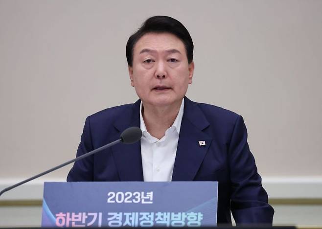 윤석열 대통령이 지난 4일 청와대 영빈관에서 열린 2023년 하반기 경제정책 방향에 관한 제18차 비상경제민생회의에서 발언하고 있다. [이미지출처=연합뉴스]