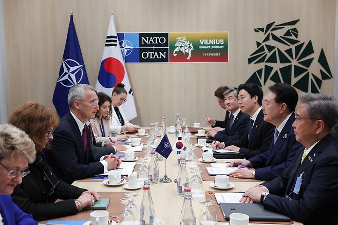 북대서양조약기구(NATO·나토) 정상회의 참석차 리투아니아를 방문 중인 윤석열 대통령이 11일 빌뉴스 나토 정상회의장에서 옌스 스톨텐베르그 나토 사무총장과 면담하고 있다./연합뉴스