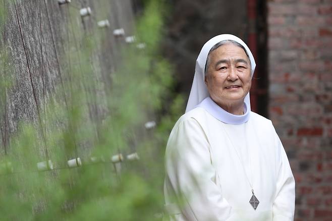 지난달 19일 서울 동자동 ‘성분도 은혜의 뜰’ 툇마루에 앉은 이해인 수녀. 그는 “평범한 일상을 긍정하면서 사물과 인간의 아름다움을 표현하려 노력했고, 러브레터 같은 시를 쓴 ‘작은 수녀’로 사람들에게 기억되고 싶다”고 했다./ 오종찬 기자